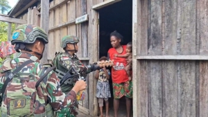 Satgas Yonif 642/kps Giat Bakti Sosial di Distrik Tahota