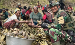 Hangatnya Persaudaraan: Satgas TNI Menyatu Bersama Warga Wombru Gelar Ritual Syukuran