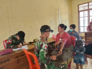 Satgas Pamtas RI-RDTL Giat Pengecekan Kesehatan Warga di Desa Naekake B
