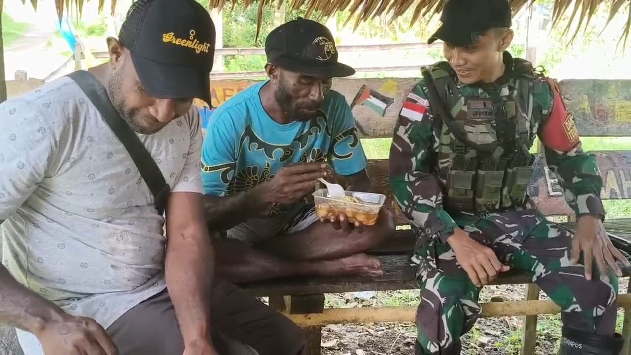 Pos Teluk Etna Satgas Yonif 642/Kps Ajak Warga Makan Bersama