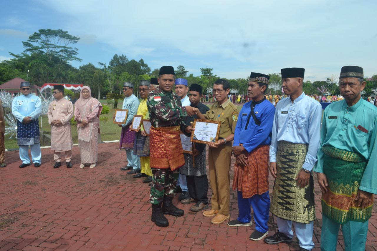 Dandim 1208/Sambas Hadiri Upacara Peringatan Ke 26 Perpindahan Ibukota Kabupaten Sambas