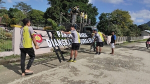 Satgas Pamtas RI-RDTL Yonarhanud 15/DBY Bangun Gapura di Gereja Paroki ST. Maria Diangkat Ke Surga Eban
