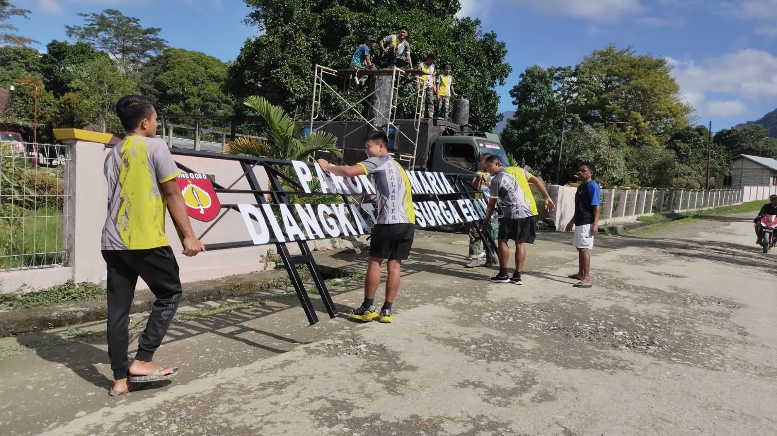 Satgas Pamtas RI-RDTL Yonarhanud 15/DBY Bangun Gapura di Gereja Paroki ST. Maria Diangkat Ke Surga Eban