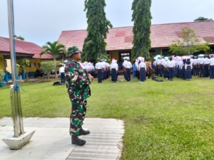 Anggota Koramil 08/Paloh Melatih PBB Dan Bela Negara 363 Siswa SMKN 1 Paloh