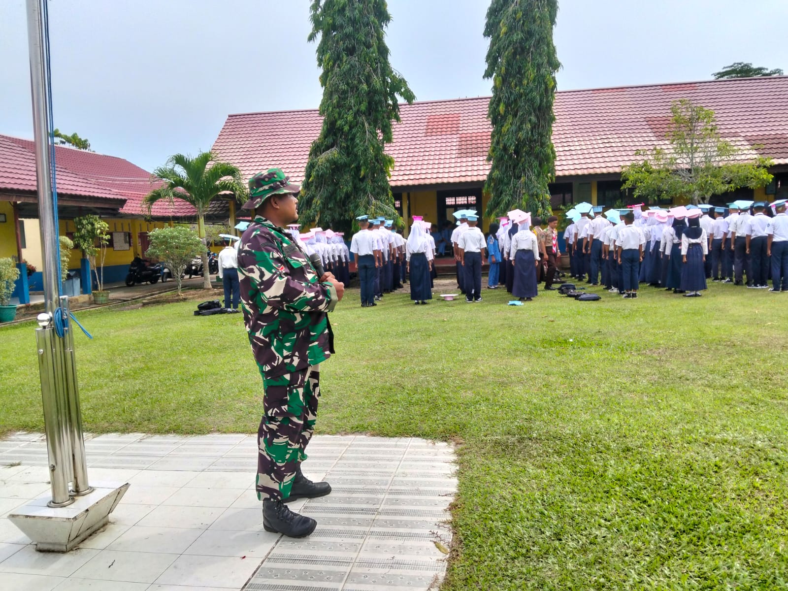 Anggota Koramil 08/Paloh Melatih PBB Dan Bela Negara 363 Siswa SMKN 1 Paloh