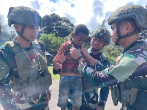 Sentuhan Kemanusiaan di Pegunungan Papua: Satgas TNI Pos Kout Sinak Berbagi Pakaian untuk Warga