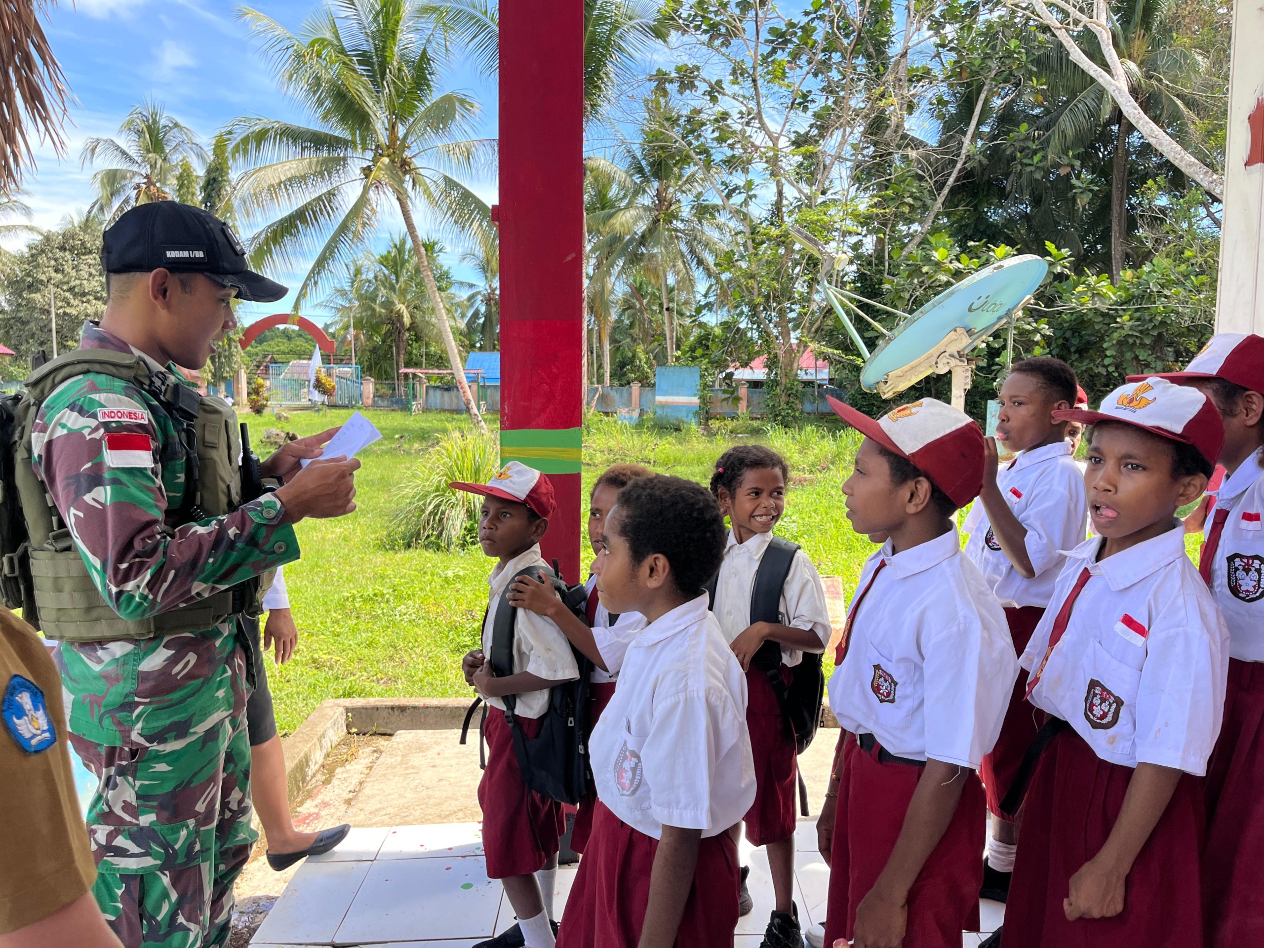 Belajarla Disiplin Dan Cinta Tanah Air SD Mosso Bersama Satgas Yonif 131/Brajasakti