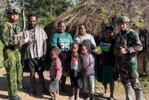 Satgas TNI Sentuh Hati Warga Kampung Wako Dengan Anjangsana dan Bantuan Sargal