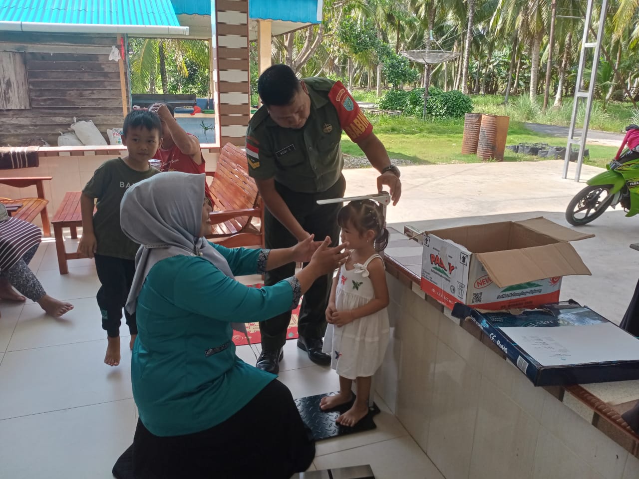 Dukung Balita Sehat Dan Cegah Stunting, Babinsa Parit Baru Dampingi Tenaga Kesehatan Gelar Posyandu