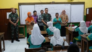 Danrem 051/Wijayakarta Mendampingi Pangdam Jaya Dalam Program Makan Bergizi di SDN 05 Cipinang Jakarta Timur