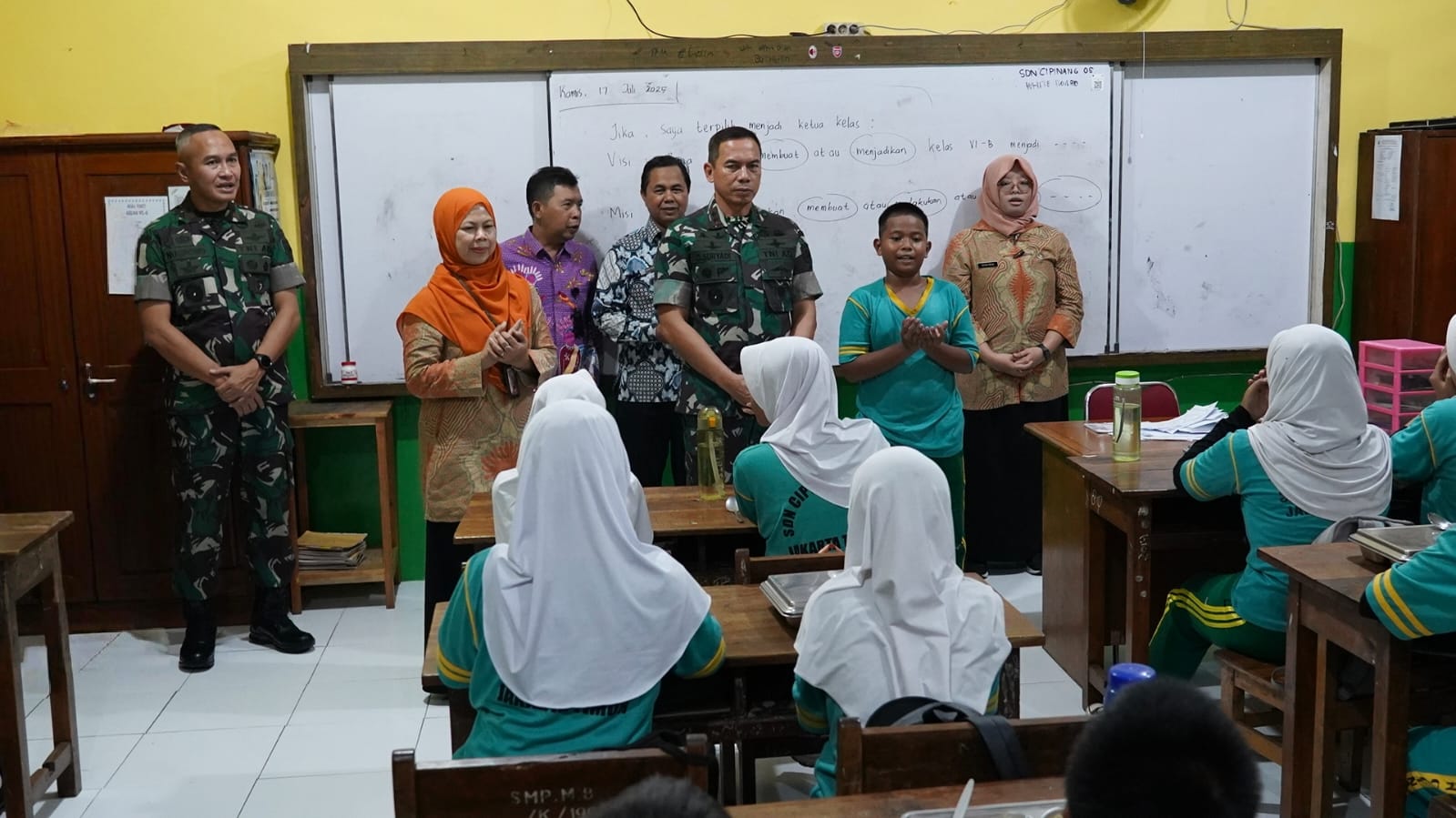 Danrem 051/Wijayakarta Mendampingi Pangdam Jaya Dalam Program Makan Bergizi di SDN 05 Cipinang Jakarta Timur