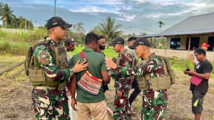 Satgas Yonif 131/Brajasakti Serahkan Pupuk dan Bibit Jagung kepada Petani Skofro, Dukung Ketahanan Pangan di Perbatasan