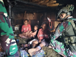 Satgas TNI Beri Layanan Kesehatan Door to Door di Pegunungan Puncak