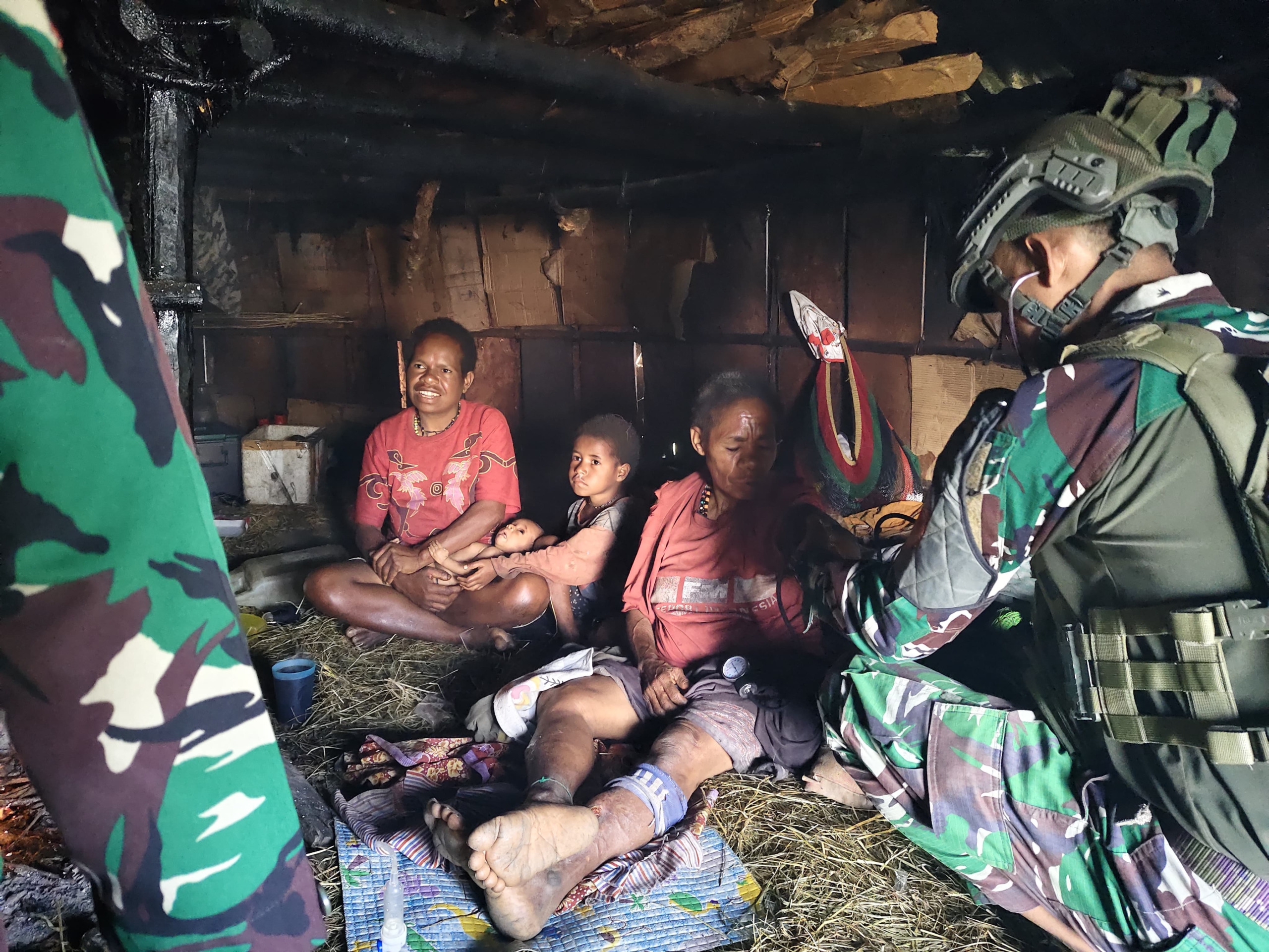 Satgas TNI Beri Layanan Kesehatan Door to Door di Pegunungan Puncak