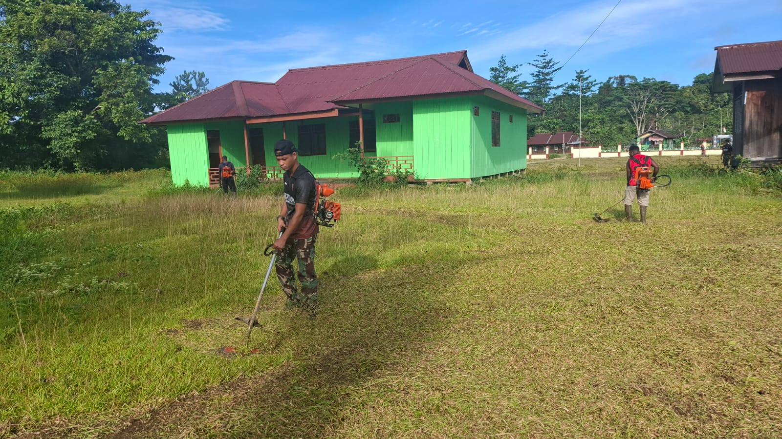 Jaga Kebersamaan, Satgas Yonif 642/Kps Laksanakan Kegiatan Gotong Royong Bersama Warga