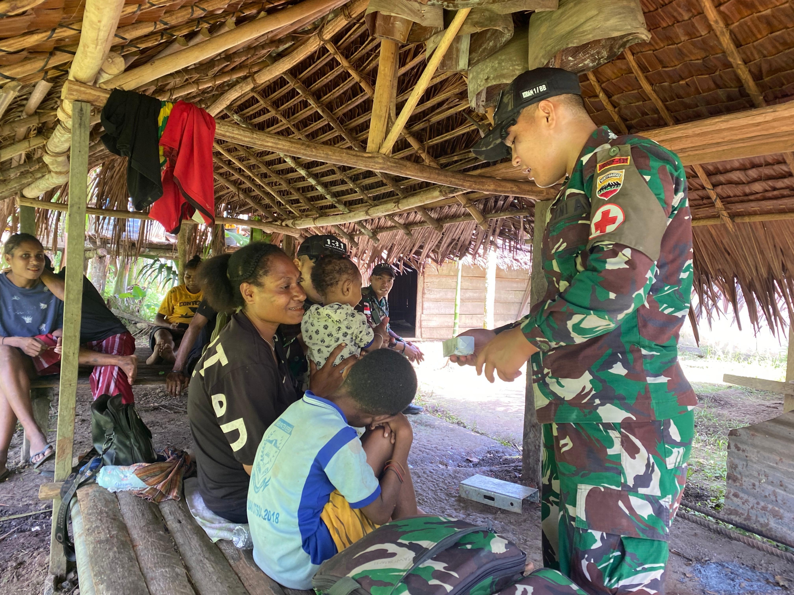 TNI Hadir untuk Rakyat: Satgas 131/Brajasakti Layani Kesehatan Gratis di Perbatasan Papua