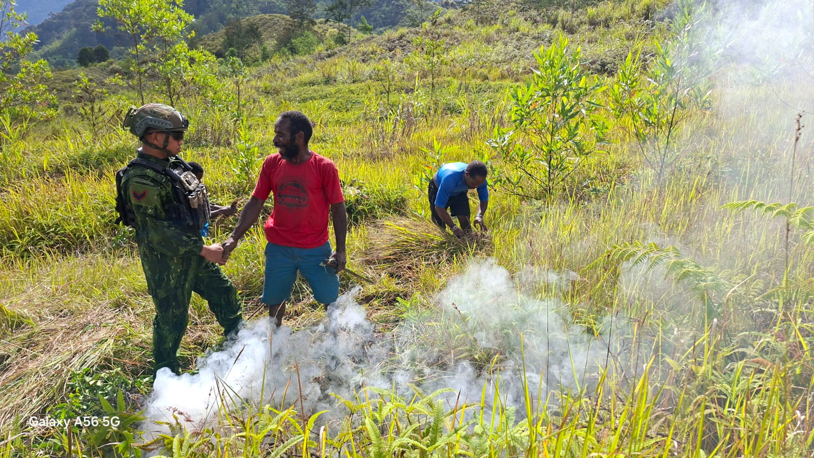 Satgas TNI Sapa Warga di Tengah Ladang: Wujud Kepedulian Lewat Anjangsana Humanis di Kampung Wako