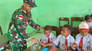 Satgas Yonif 131/Brajasakwti Tebar Semangat Belajar di SD Banda Waris Perbatasan Papua