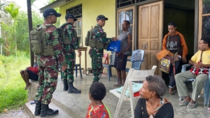 Satgas Yonif 131/Brajasakti Gelar Pelayanan Kesehatan Gratis di Kp. Kalibom