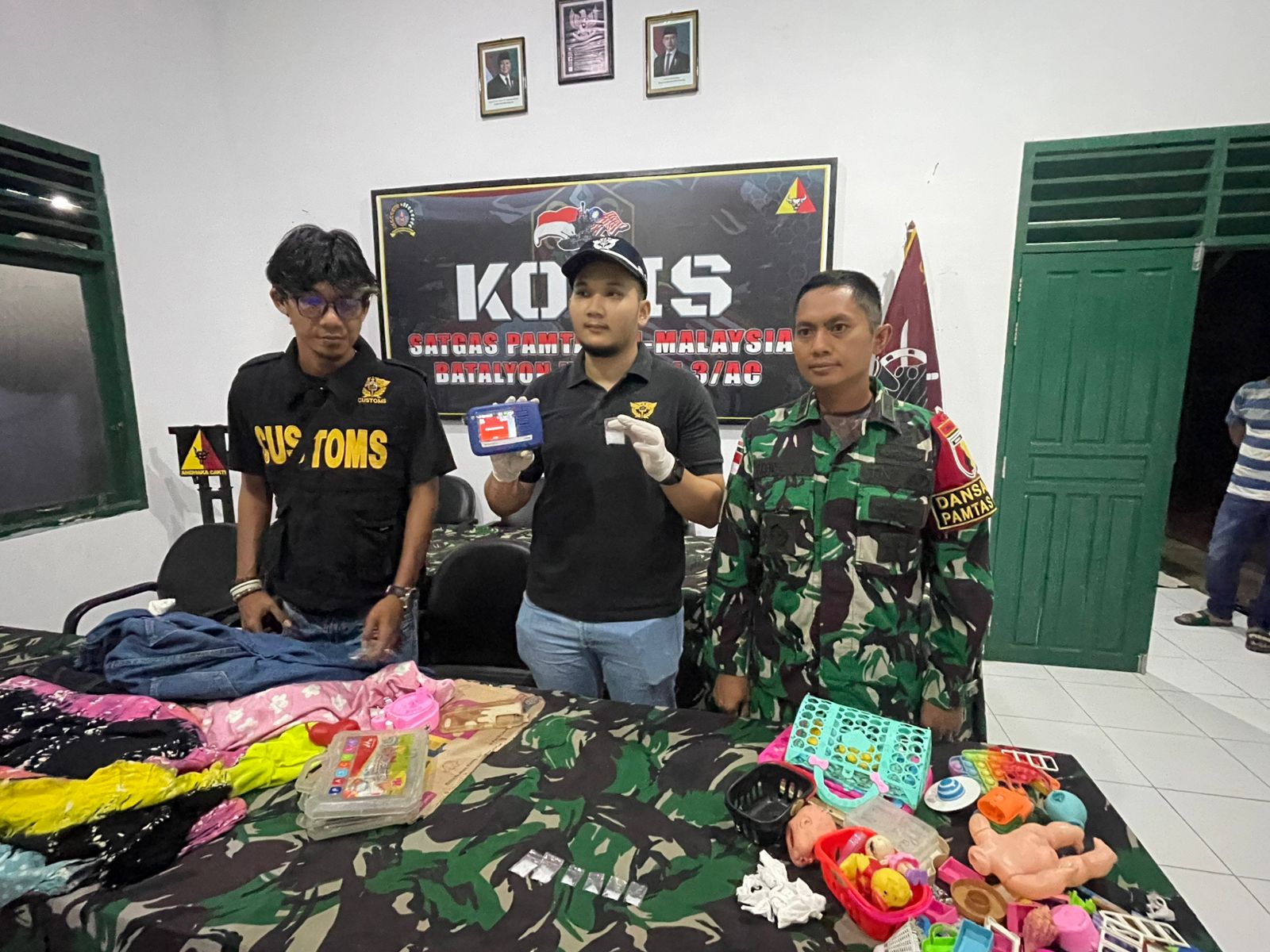 Satgas Pamtas Yonkav 3/AC Gagalkan Modus Licik Penyelundupan Narkotika dalam Paket Baju Bekas dan Mainan Anak