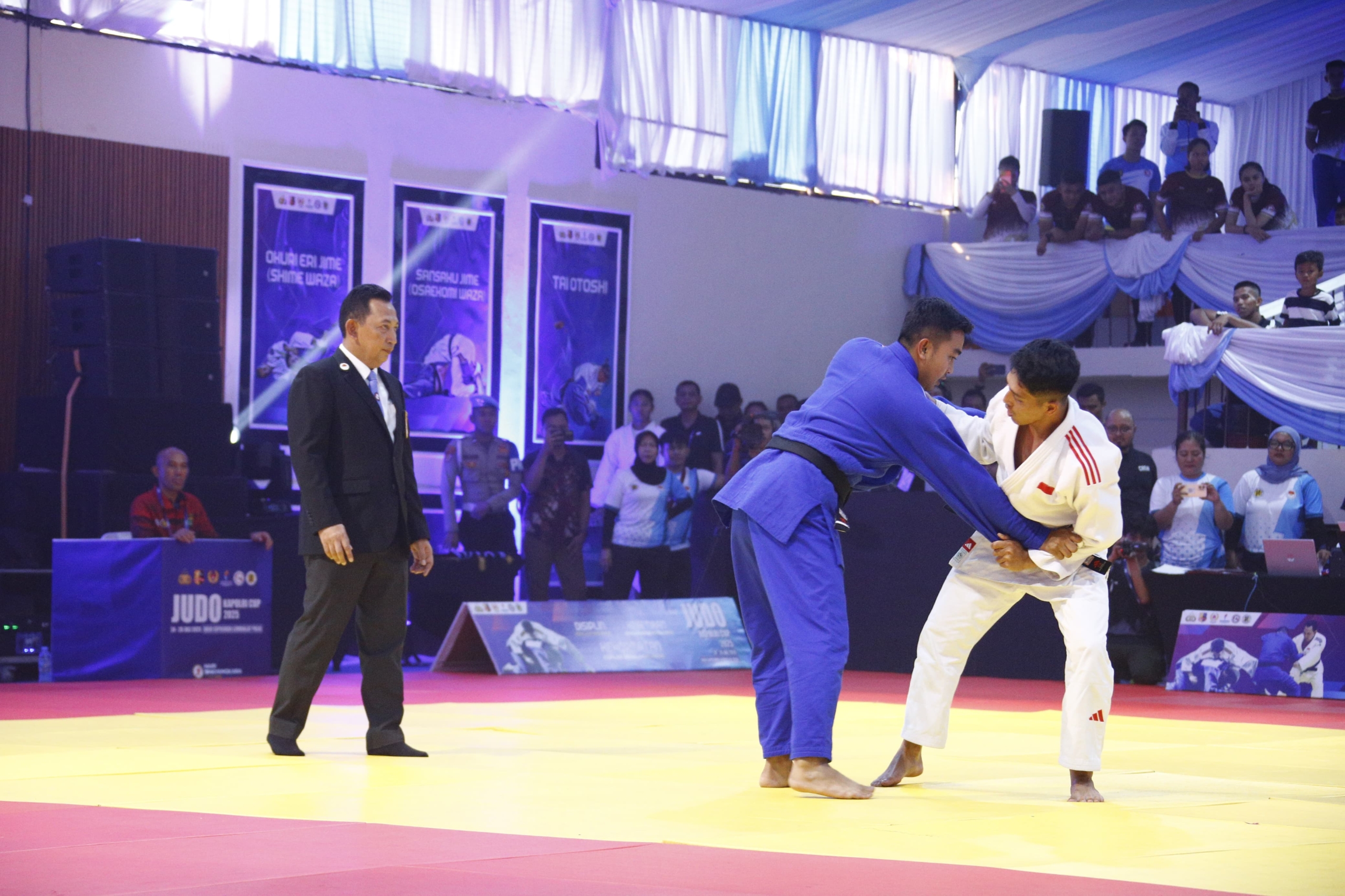 Listyo Sigit Prabowo Beri Langsung Medali Para Pemenang Judo Kapolri Cup 2025