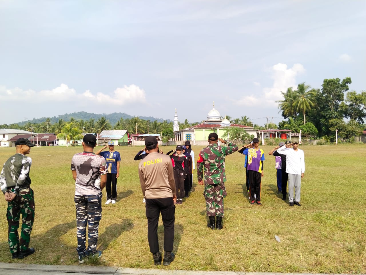 Anggota Koramil 08/Paloh Latih Paskibraka Tingkat Kecamatan
