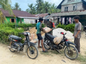 Ringangkan Beban Warga, Babinsa Jawai Laut Bantu Warga Angkut Material Untuk Bangun Rumah
