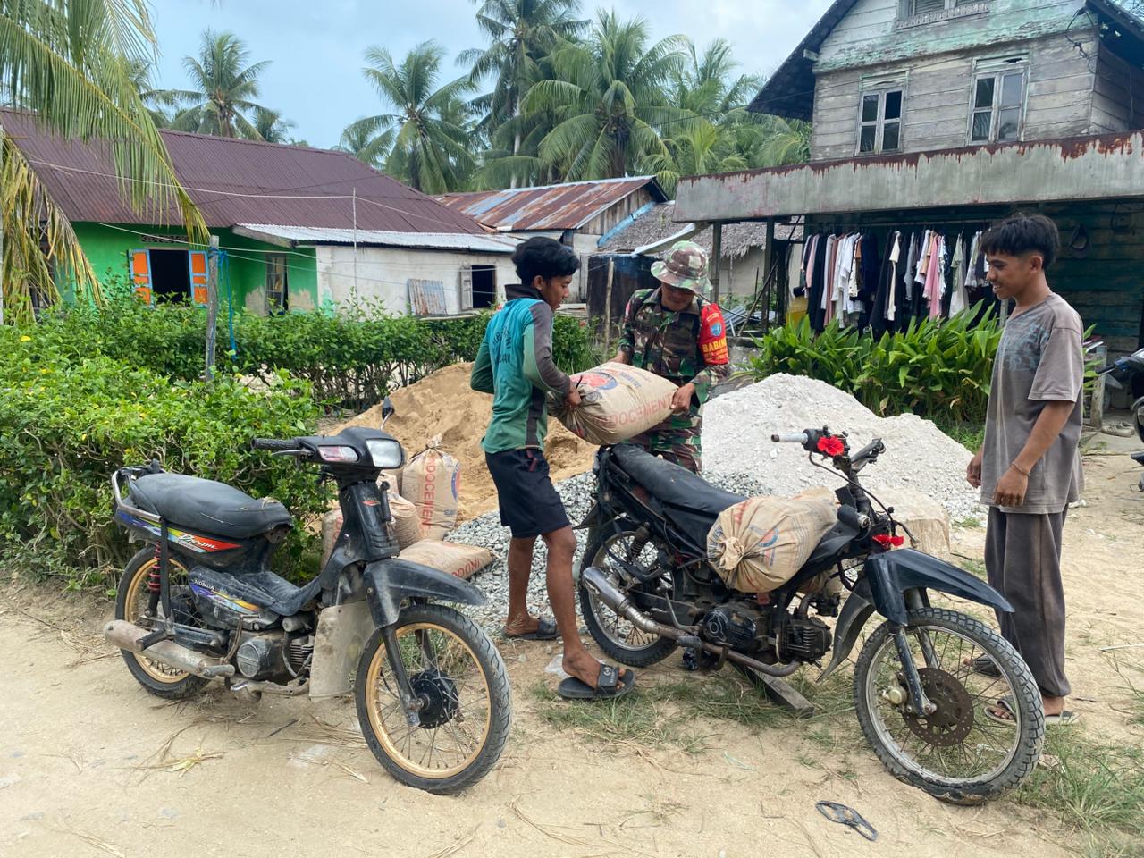 Ringangkan Beban Warga, Babinsa Jawai Laut Bantu Warga Angkut Material Untuk Bangun Rumah