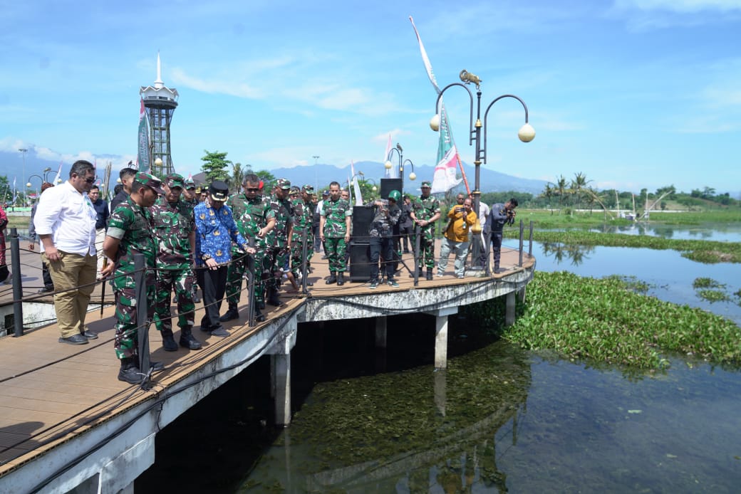 Jadi Inisiator Gerakan Pembersihan Situ Bagendit, TNI AD Libatkan Seluruh Komponen Bangsa