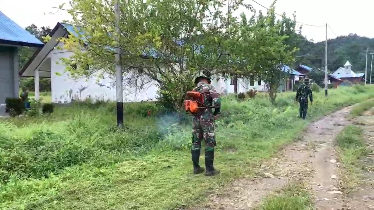 Semangat Gotong Royong, Pos Naikere Satgas Yonif 642/Kps Laksanakan Karya Bakti di Kampung Naikere