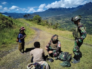 Langkah Kasih Menembus Sunyi: Satgas TNI Sentuh Hati Warga Kumo-Kumo