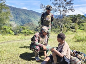 Langkah Kasih Menembus Sunyi: Satgas TNI Sentuh Hati Warga Kumo-Kumo