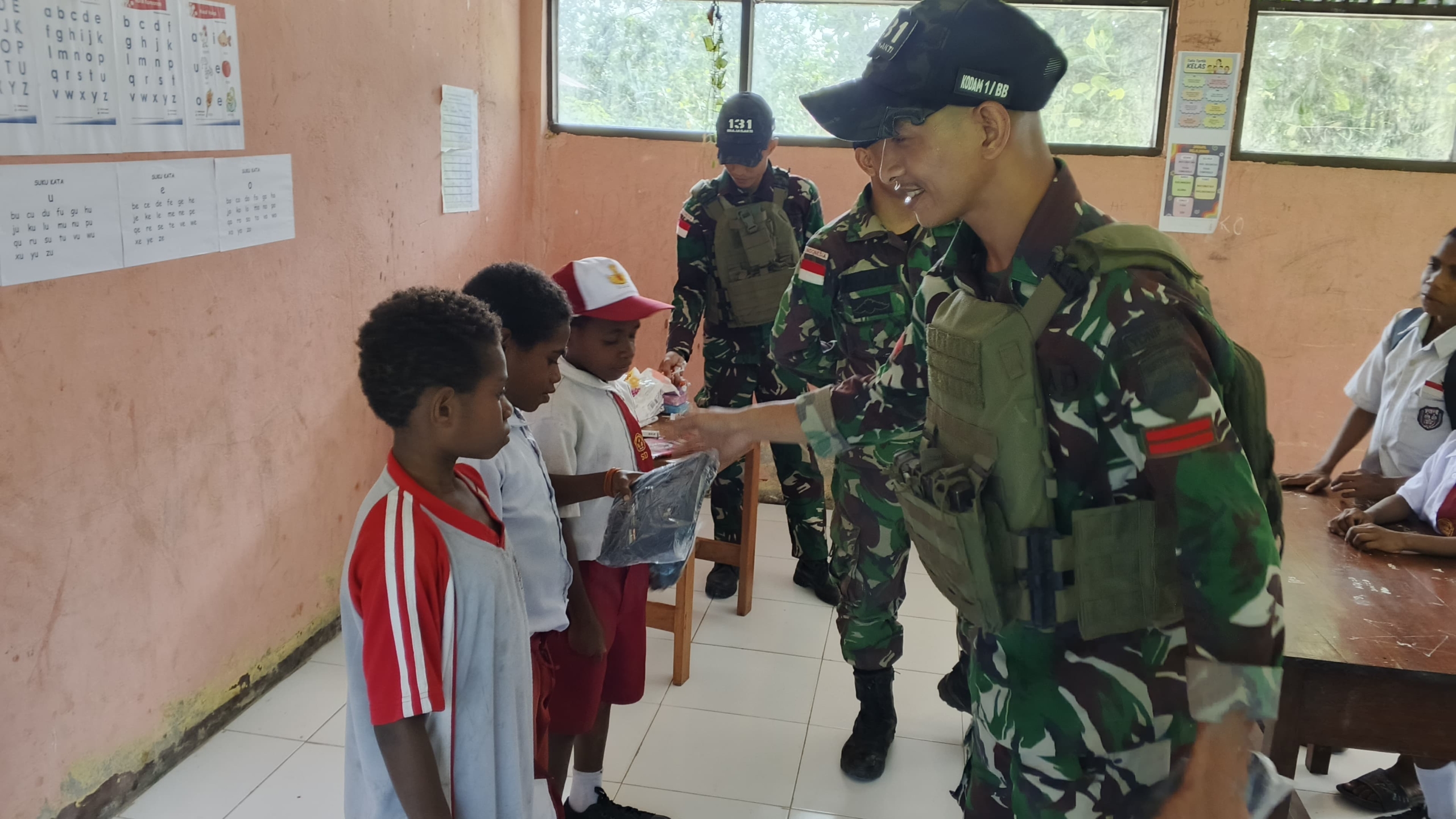 Satgas Yonif 131/Brajasakti Hadirkan Keceriaan Bagi Anak-Anak di Perbatasan Papua