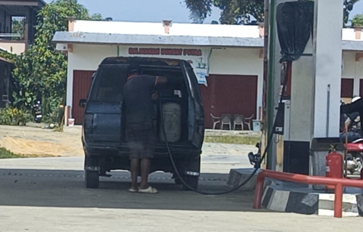 Diduga Lakukan Penimbunan, Aktivitas Pengisian BBM ke Jeriken Tertangkap Kamera di Sepauk Sintang
