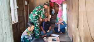 Babinsa Jelu Air Koramil 04/Jawai Dampingi Baznas Kec. Jawai Selatan Cek Kondisi Sasaran Bedah Rumah