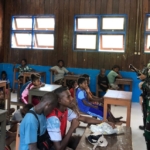 Satgas Yonif 642/Kapuas Melalui Pos Yamor Ajar Anak Papua