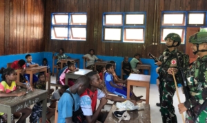 Satgas Yonif 642/Kapuas Melalui Pos Yamor Ajar Anak Papua