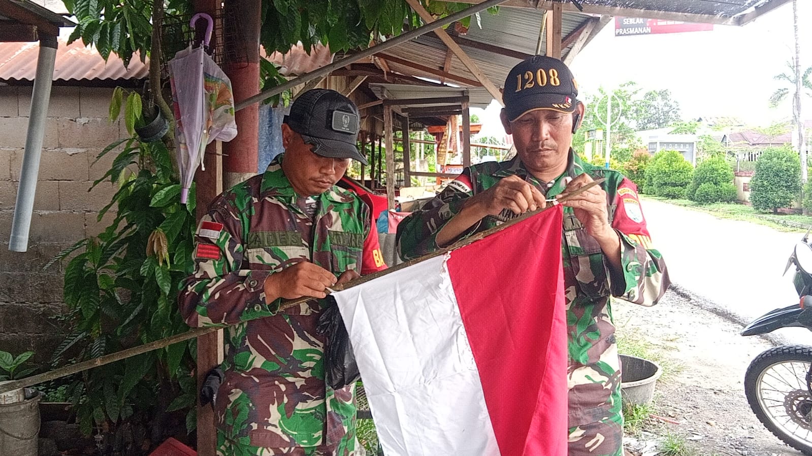 Anggota Babinsa Sekura Ajak Warga Kibarkan Merah Putih