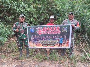 Anggota Koramil Jajaran Kodim 1208/Sambas Pasang Spanduk Dan Berikan Edukasi Himbauan Stop Membakar Hutan Kepada Warga