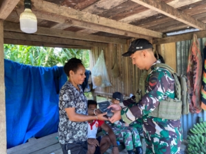 Satgas Yonif 131/Brajasakti Berikan Pelayanan Kesehatan Gratis Door to Door di Kampung Yanemyo
