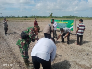 Sinergi, TNI Polri Dan Masyarakat Selakau Laksanakan Tanam Jagung Perdana  Di Desa Parit Kongsi