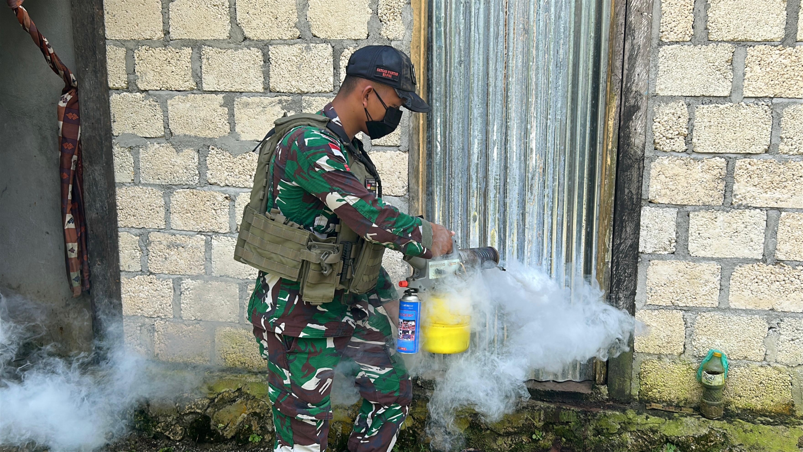 Satgas Yonif 131/Brajasakti Laksanakan Fogging di Kampung Wembi untuk Cegah Penyakit Malaria