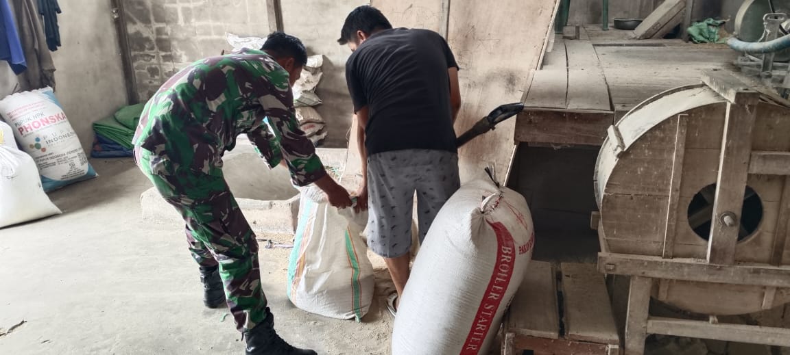 Babinsa Sarang Burung Usrat Komsos Bersama Pemilik Penggilingan Padi Wilayah Binaan