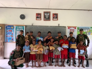 Tawa dan Semangat Merah Putih Warnai Lomba Satgas Yonif 131/Brajasasakti Bersama Anak-Anak SD Kampung Yetti