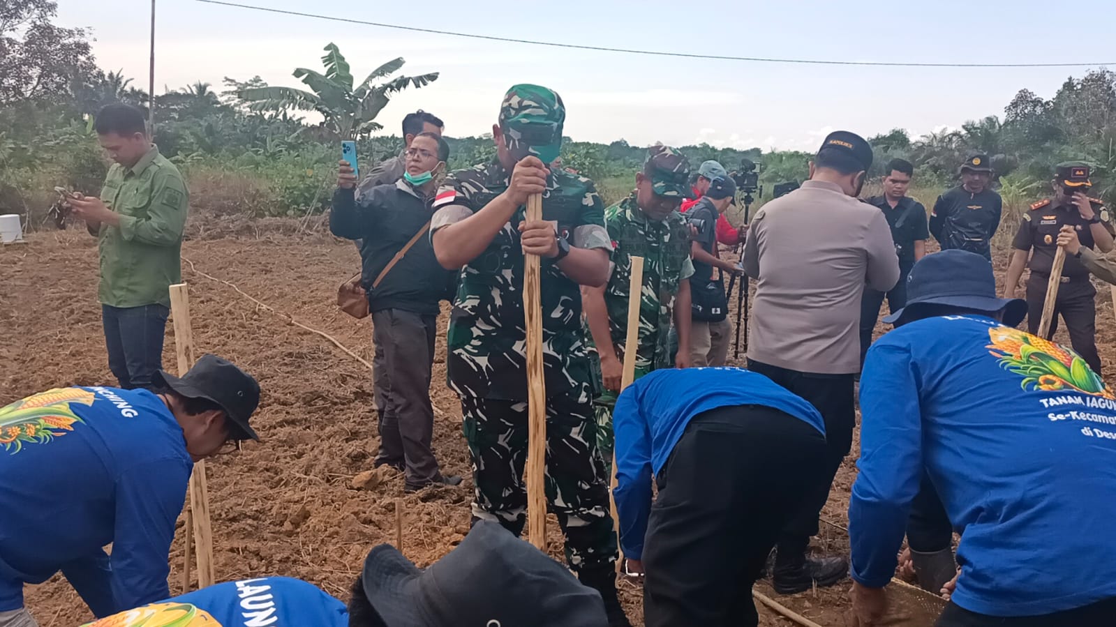 Dukung Ketahanan Pangan Dandim 1208/Sambas Hadiri Tanam Jagung Se-Kecamatan Subah Dan Tinjau Hasil Karya Bakti Rabat Beton