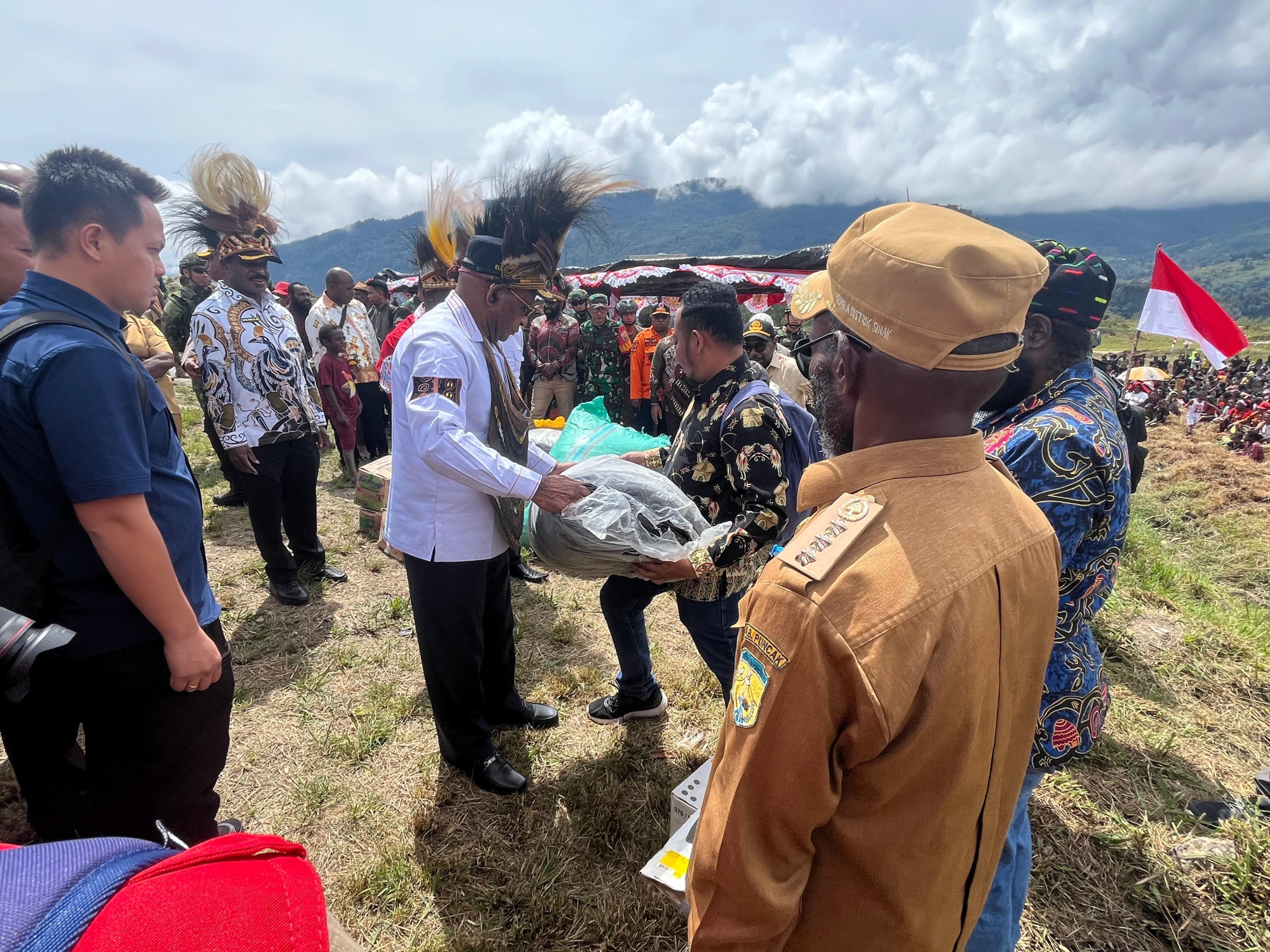 Gubernur Papua Tengah Kunjungi Distrik Sinak, Bawa Bantuan dan Harapan bagi Pengungsi