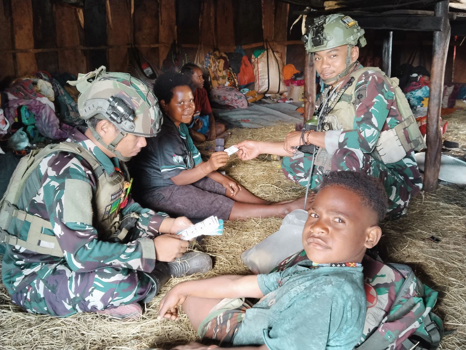 Satgas Yonif 700/WYC Pos Kout Sinak Safari Honai dan Pemeriksaan Kesehatan di Kampung Gigobak 1