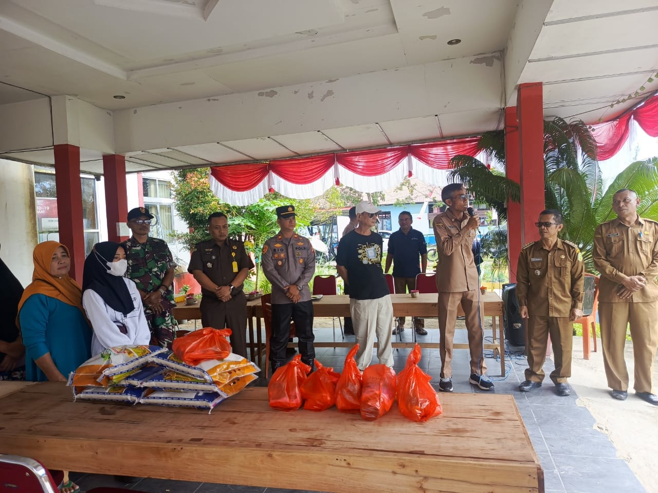 Danramil 07/Telul Keramat Hadiri Operasi Pasar Murah Dan Menyiapkan 1000 Paket Sembako Untuk Warga