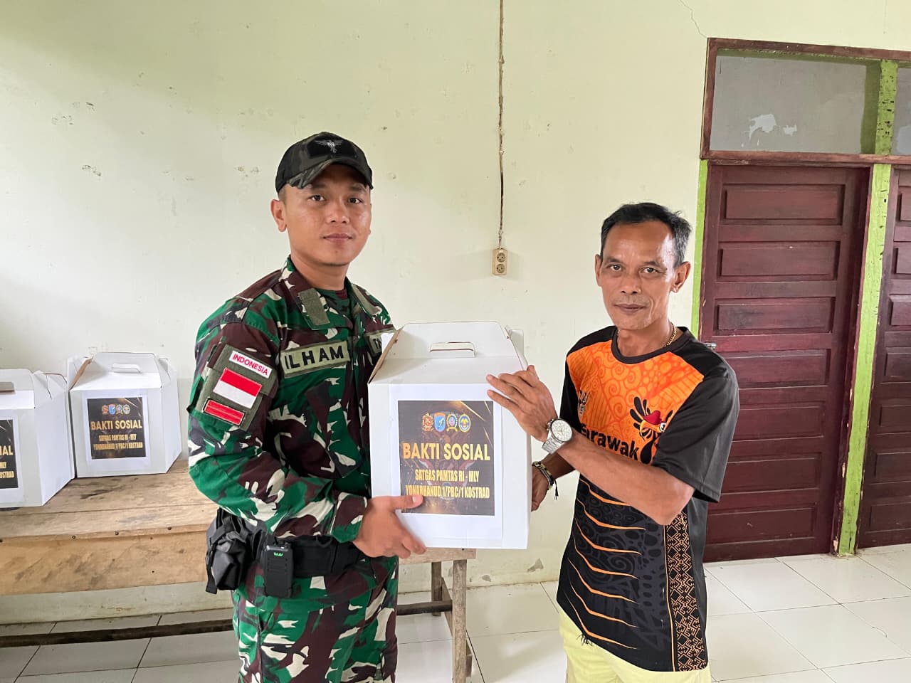 Satgas Pamtas Yonarhanud 1 Kostrad Bersama Yayasan Benih Baik Salurkan Bantuan Sembako di Wilayah Perbatasan