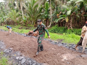 Sinergitas TNI Rakyat Anggota Koramil 04/Jawai Bersama Warga Gotong Royong Timbun Jalan